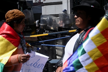 Agentes de policía antidisturbios montan guardia mientras la gente marcha en apoyo del expresidente de Bolivia, Evo Morales, quien mantiene una fuerte disputa con el presidente boliviano Luis Arce, para protestar contra la escasez de alimentos y el aumento de los precios de la canasta básica, en La Paz, Bolivia, el 13 de enero de 2025. REUTERS/Claudia Morales