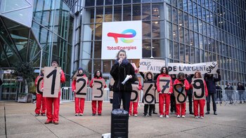 Grupos ecologistas protestan contra TotalEnergies,