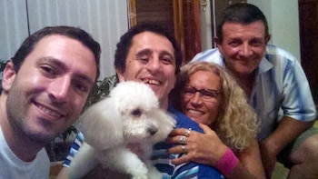 En familia, junto a sus