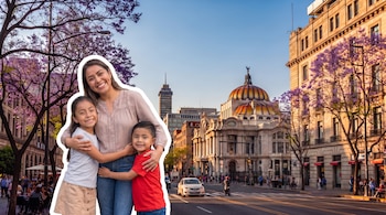 Una madre, una niña y un niño sonrientes se abrazan. Detrás se ve una calle con tráfico, edificios, el Palacio de Bellas Artes y jacarandás en flor.