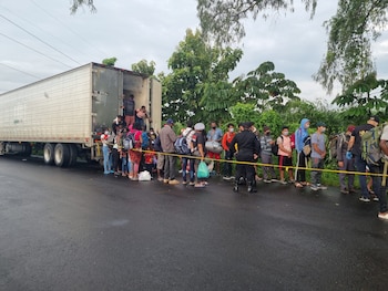 Migrantes viajando en un camión de carga con destino a Estados Unidos siendo detenidos por las autoridades de Guatemala (Guatemala's National Civil Police/Handout via REUTERS)