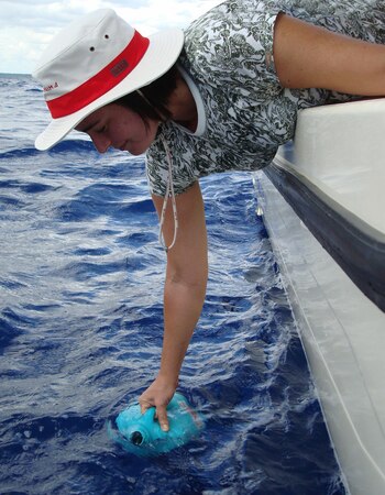 Quisqueya Henríquez, recolectando agua del