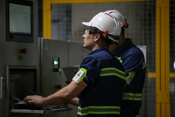 La jornada laboral en Colombia se reduce a un máximo de 42 horas semanales a partir del 15 de julio, impactando el sector laboral - crédito Cristian Bayona/Colprensa