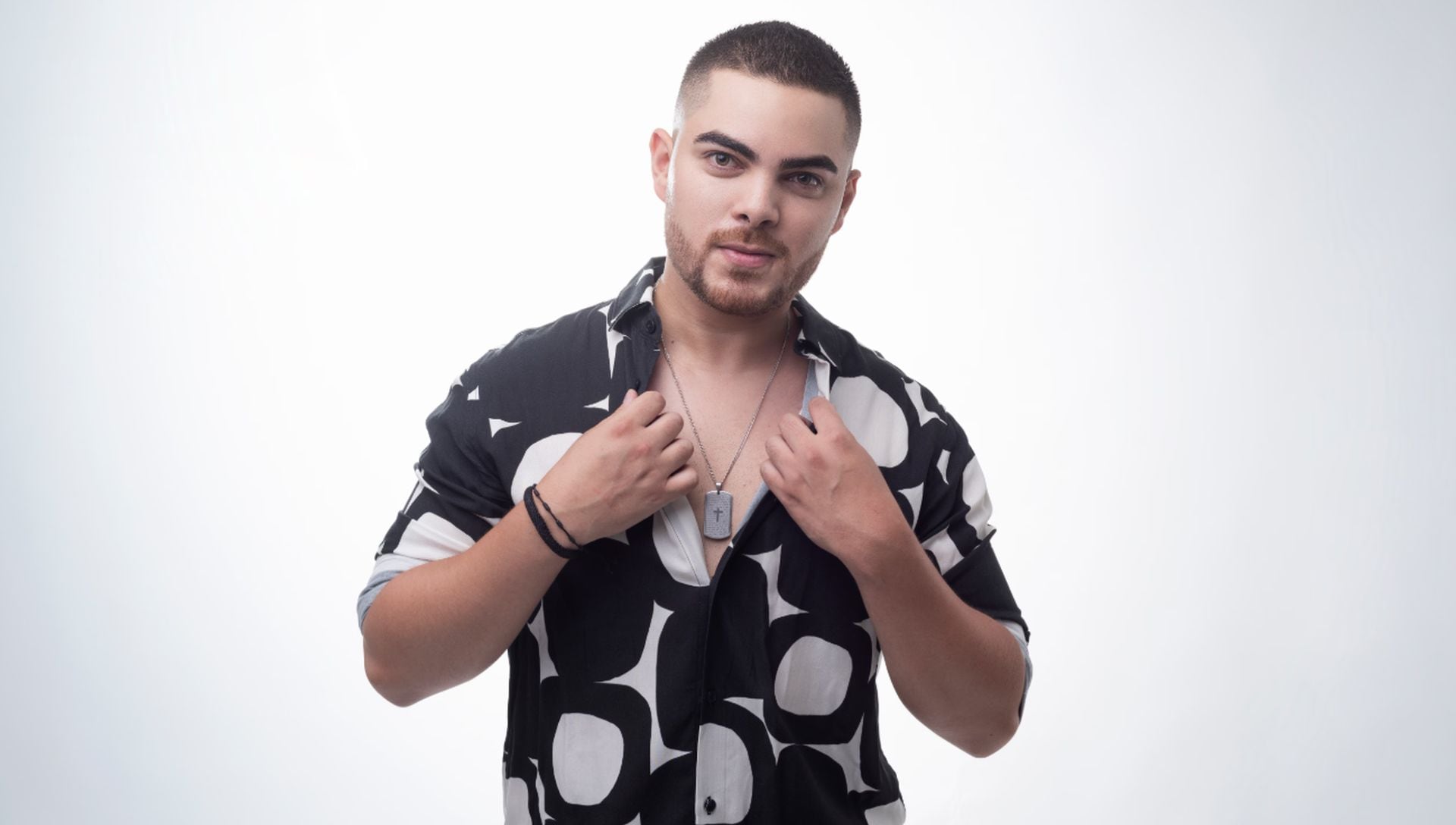 El retorno del cantante al género más rentable del país alimentó cuestionamientos, al sumarse críticas sobre el uso de su vida privada y la revelación de que su proyecto se conocía desde abril. (Instagram)