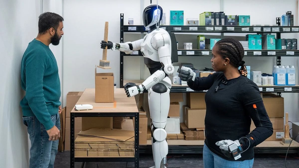 En el gimnasio de la TUM, el humanoide 4NE1 practica tareas como doblar cajas de cartón e introducir componentes en su interior.
(Foto: Andreas Heddergott / TUM)