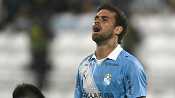 Felipe Vizeu pasa un difícil momento en Sporting Cristal, entre críticas por su baja producción goleadora y fallos clave.