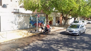 Maniataron a tres personas en un comercio de San Juan y se llevaron la recaudación del día
