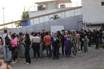 MAZATLÁN, SINALOA, 08OCTUBRE2026.- Una riña entre internos del Centro Penitenciario “El Castillo”, dejó como saldo diez personas muertas y por lo menos 16 heridos. Al lugar se fueron desplegados antimotines de la Secretaría de Marina y Guardia Nacional para controlar a los grupos en disputa. Familiares comenzaron a llegar a las puertas del Penal, para tener información de los heridos y de la situación que prevalece.
FOTO: CARLOS LÓPEZ /CUARTOSCURO.COM