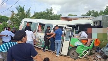 Accidente de tránsito en República Dominicana deja 16 empleados gubernamentales heridos