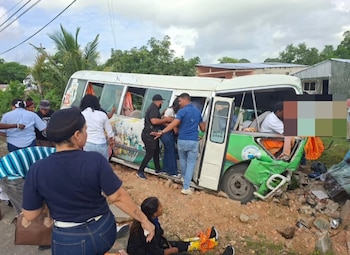 Un accidente en República Dominicana dejó al menos 16 empleados de Supérate afectados cuando un autobús impactó contra una banca de lotería en la carretera Hato Mayor–San Pedro de Macorís. (Foto cortesía redes sociales EnKalienteRD)