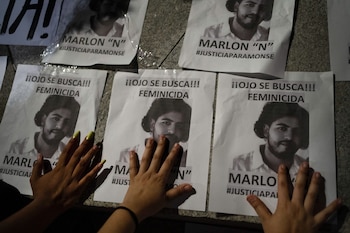 Decenas de amigas, familiares y organizaciones marcharon la noche de este sábado para exigir la captura de Marlon N, presunto feminicida de la joven Montserrat Bendimes, quién fue atacada violentamente y falleció por las graves lesiones en su cuerpo. (CUARTOSCURO)