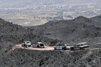 Varios vehículos calcinados en el incendio forestal, a 10 de julio de 2026, en Los Gallardos, Almería, Andalucía (España). (Javi Carrión/Europa Press)