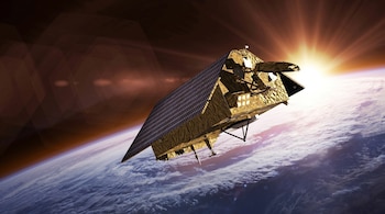 Un satélite dorado con paneles solares y antenas sobre la Tierra. El sol brillante irradia luz desde el horizonte, mostrando nubes y océanos.