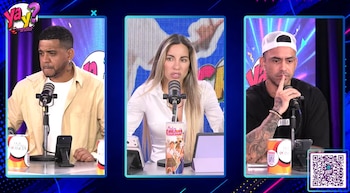 Tres recuadros muestran a dos hombres y una mujer rubia sentados frente a micrófonos en un estudio de grabación