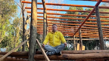 Un duelo cambió para siempre su estilo de vida y construyó su casa con lo que otros desechan: “Hice las paredes con pasto del vecino”