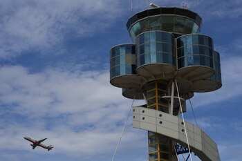 Un avión vuela junto a