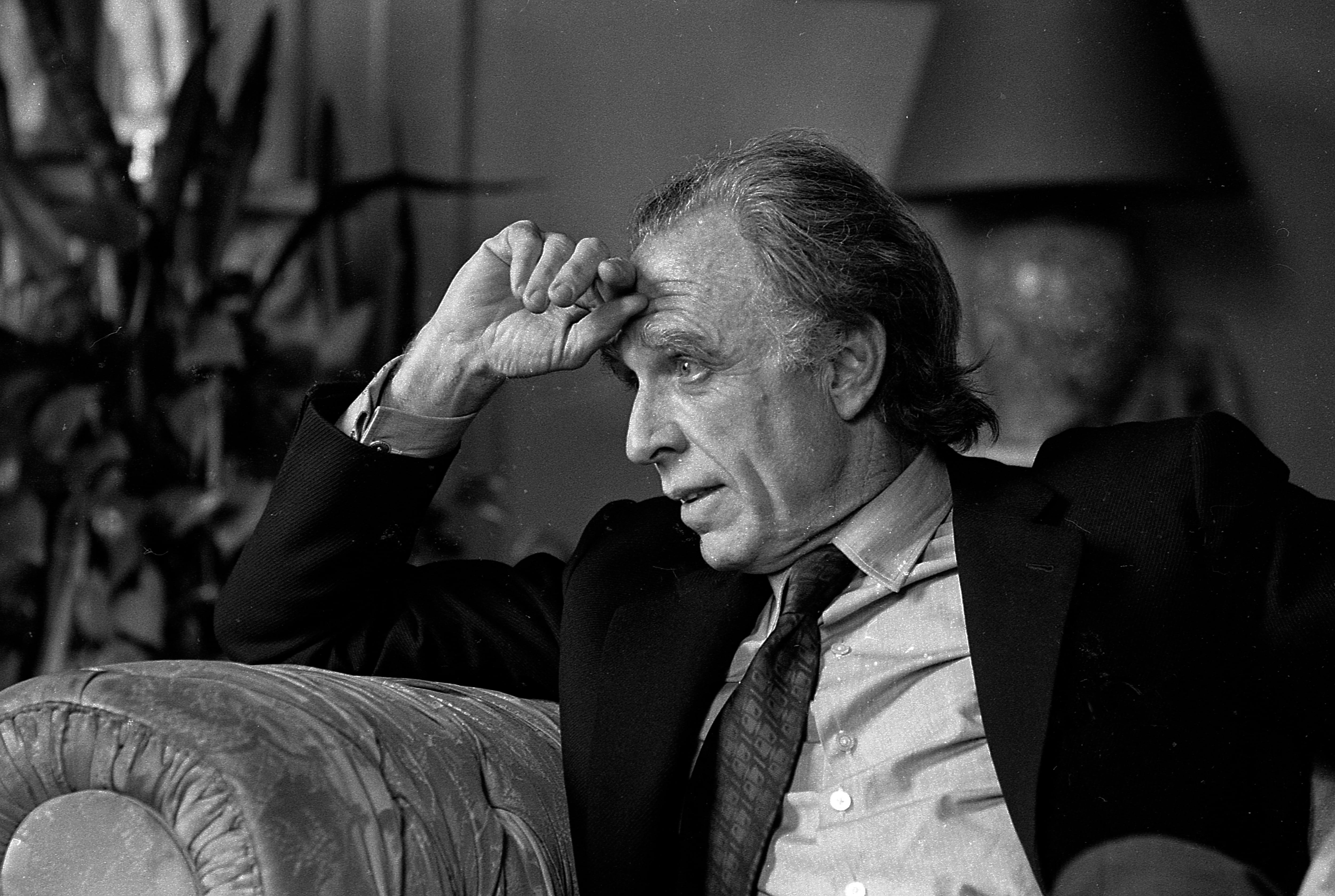 Adolfo Bioy Casares en 1970, un año después de escribir la novela Diario de la Guerra del Cerdo. Tenía 60 años, la edad del protagonista (Photo by Eduardo Comesaña/Getty Images)