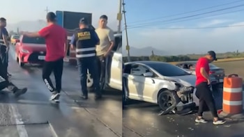 Dos escenas: en una, un policía y civiles en una carretera. En la otra, un auto plateado con el parachoques dañado y una barrera de tráfico naranja
