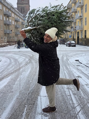 Massaccesi junto a un pino