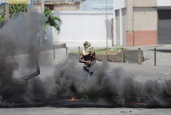 Un manifestante corta la calle
