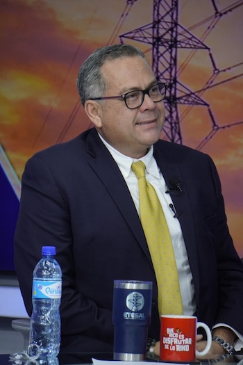 El presidente de ETESAL, Edwin Núñez, explica el funcionamiento de los sistemas de protección automatizados./ (Redes de Grupo Megavisión)