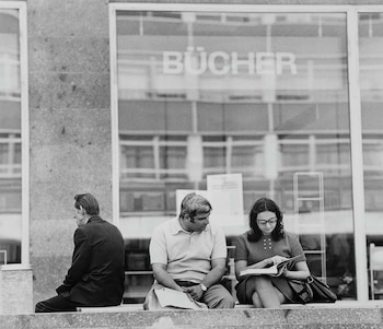 Dos estudiantes leen frente a