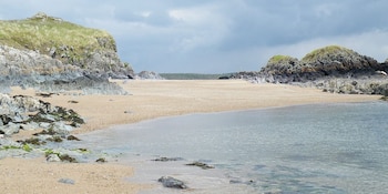 El entorno protegido de la Reserva Natural y el Bosque de Newborough permite avistar ardillas rojas y explorar diversos senderos naturales (Wikimedia Commons)