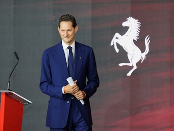 El presidente de Ferrari, John Elkann, en la planta de Maranello donde se fabricará el Luce, el primer eléctrico de la marca que defendió como una apuesta para "interpretar el mañana de manera valiente", en una imagen de archivo de junio de 2024. (REUTERS/Daniele Mascolo/archivo)