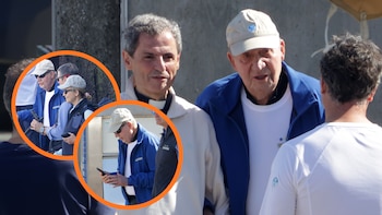 El rey Juan Carlos vuelve a navegar en las regatas de Sanxenxo: risas y soltura con el móvil en su plan favorito junto a su hija, la infanta Elena