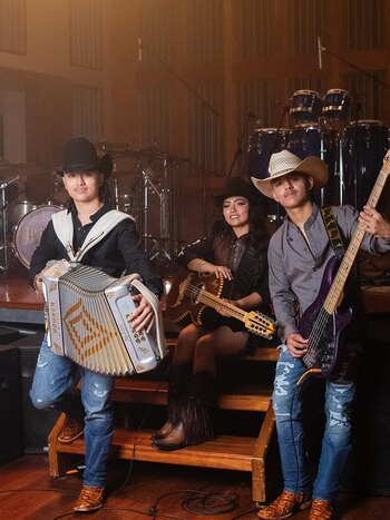 Los Peña interpretan ocho canciones