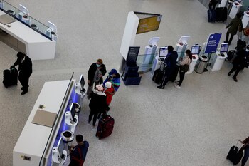 Pasajeros hace el check-in electrónico