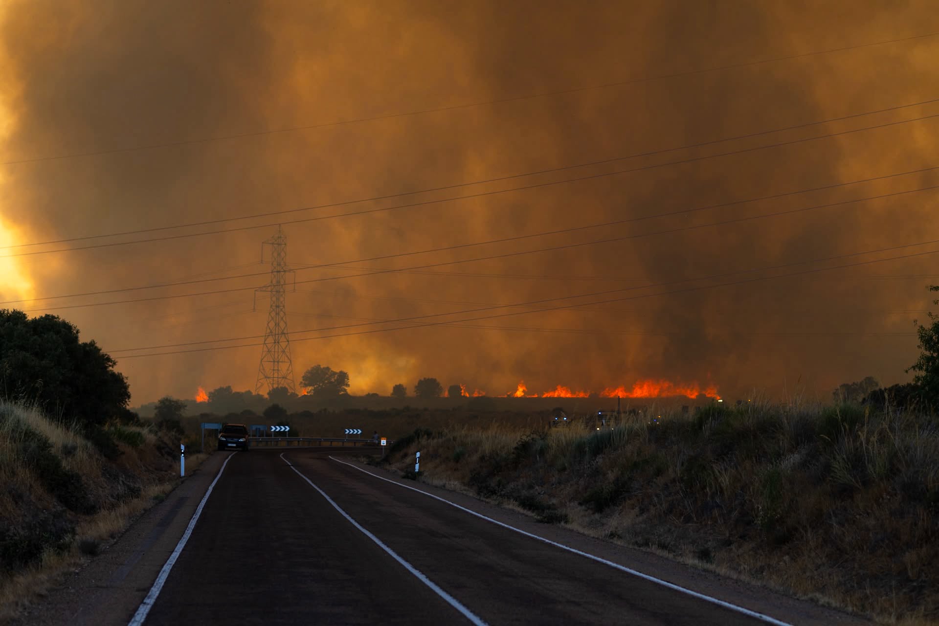 Llamas y humo procedentes de un incendio forestal. (Paloma V. Escarpa/Europa Press)