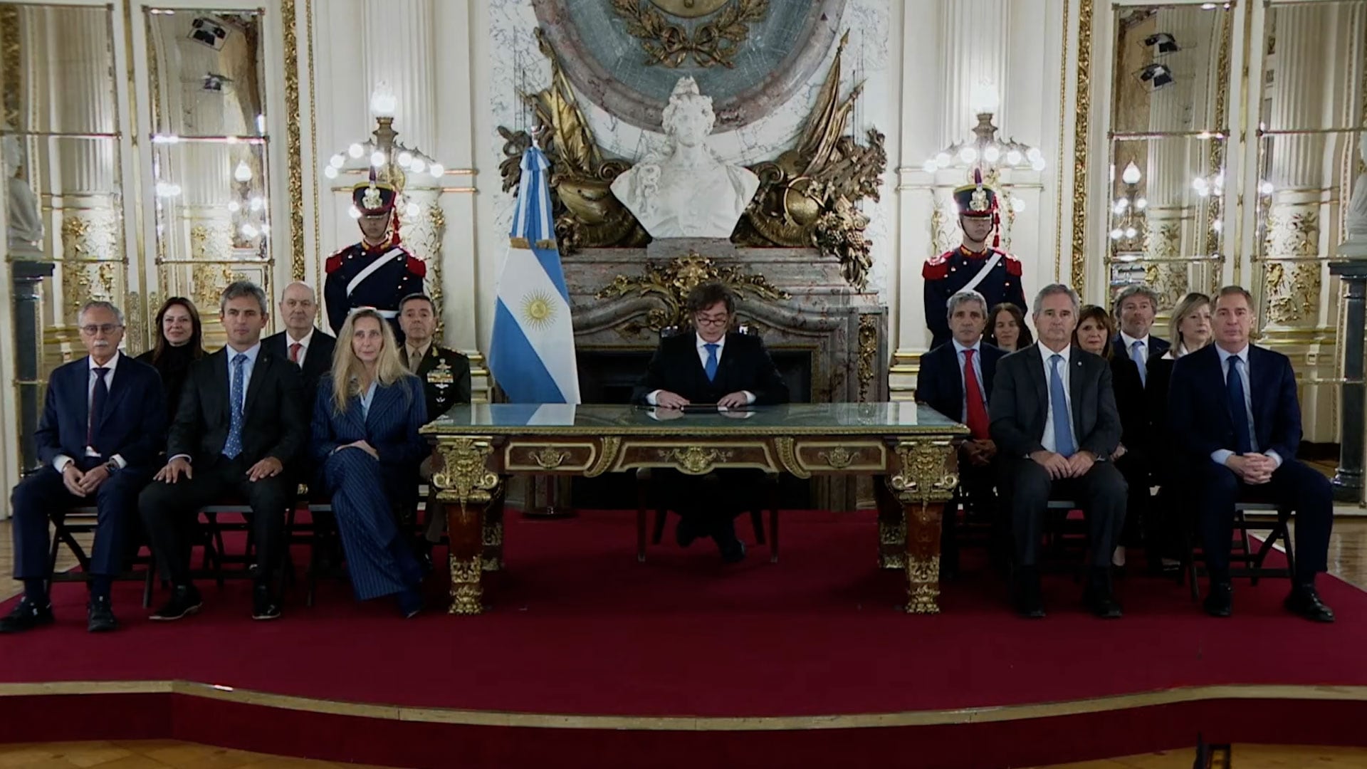 Milei enviará al Congreso una Ley de Defensa de la Soberanía Nacional y anunció una base naval integrada en Tierra del Fuego y un Consejo de Seguridad Nacional.