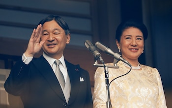 El emperador Naruhito y la emperatriz Masako saludan en su aparición por el año nuevo (Reuters)
