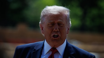 Trump tilda a Irán de "nación derrotada" y advierte que los diálogos con Teherán están "justo en el límite"