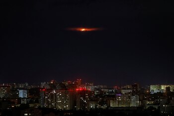 Una explosión ilumina el cielo