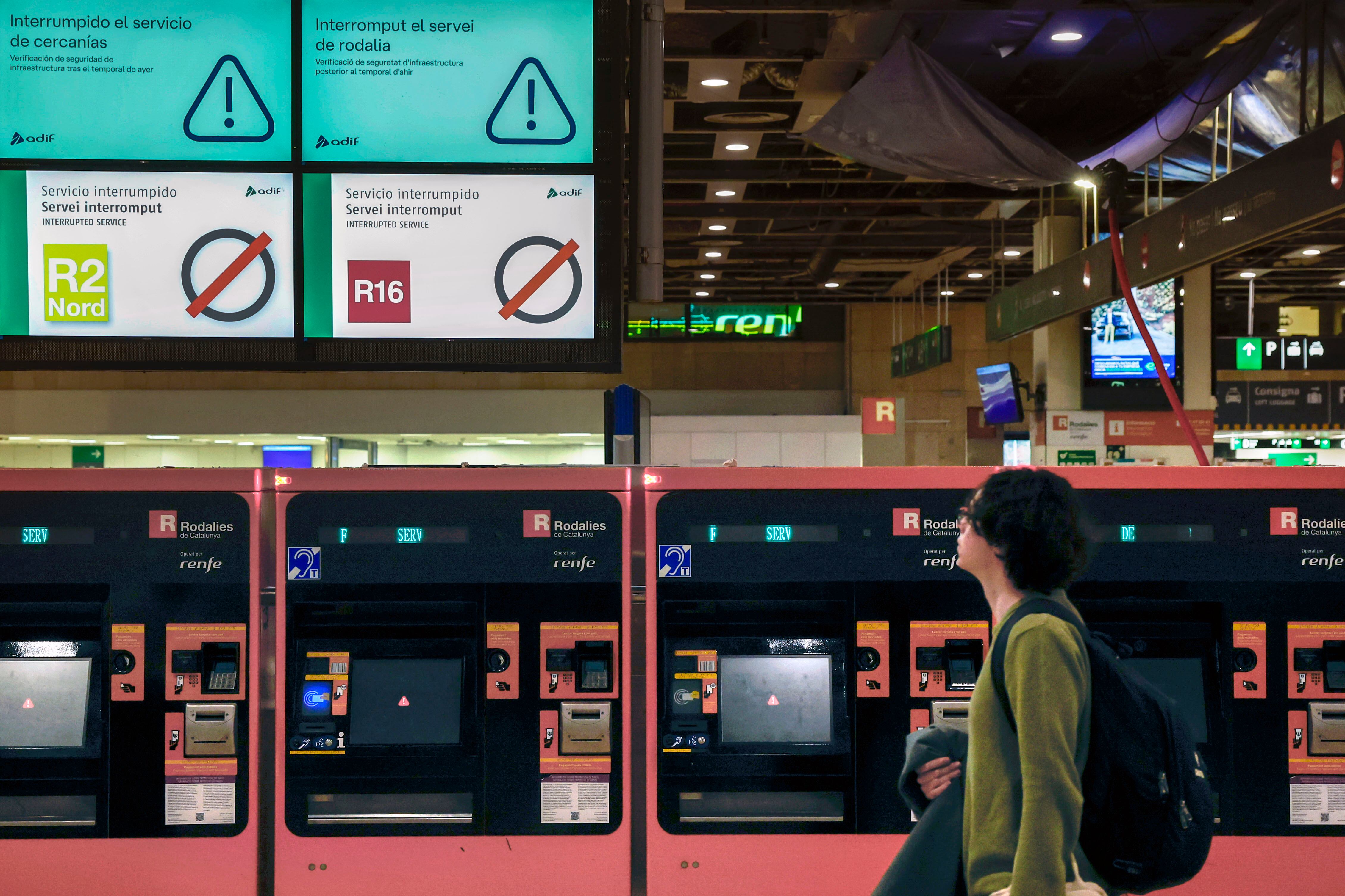 Un usuario en la Estación de Sants de Barcelona este miércoles cuando Adif mantiene suspendida la circulación ferroviaria en el ámbito de Rodalies en toda Cataluña tras el accidente mortal que se produjo anoche en Gelida (Barcelona). (Toni Albir/EFE)