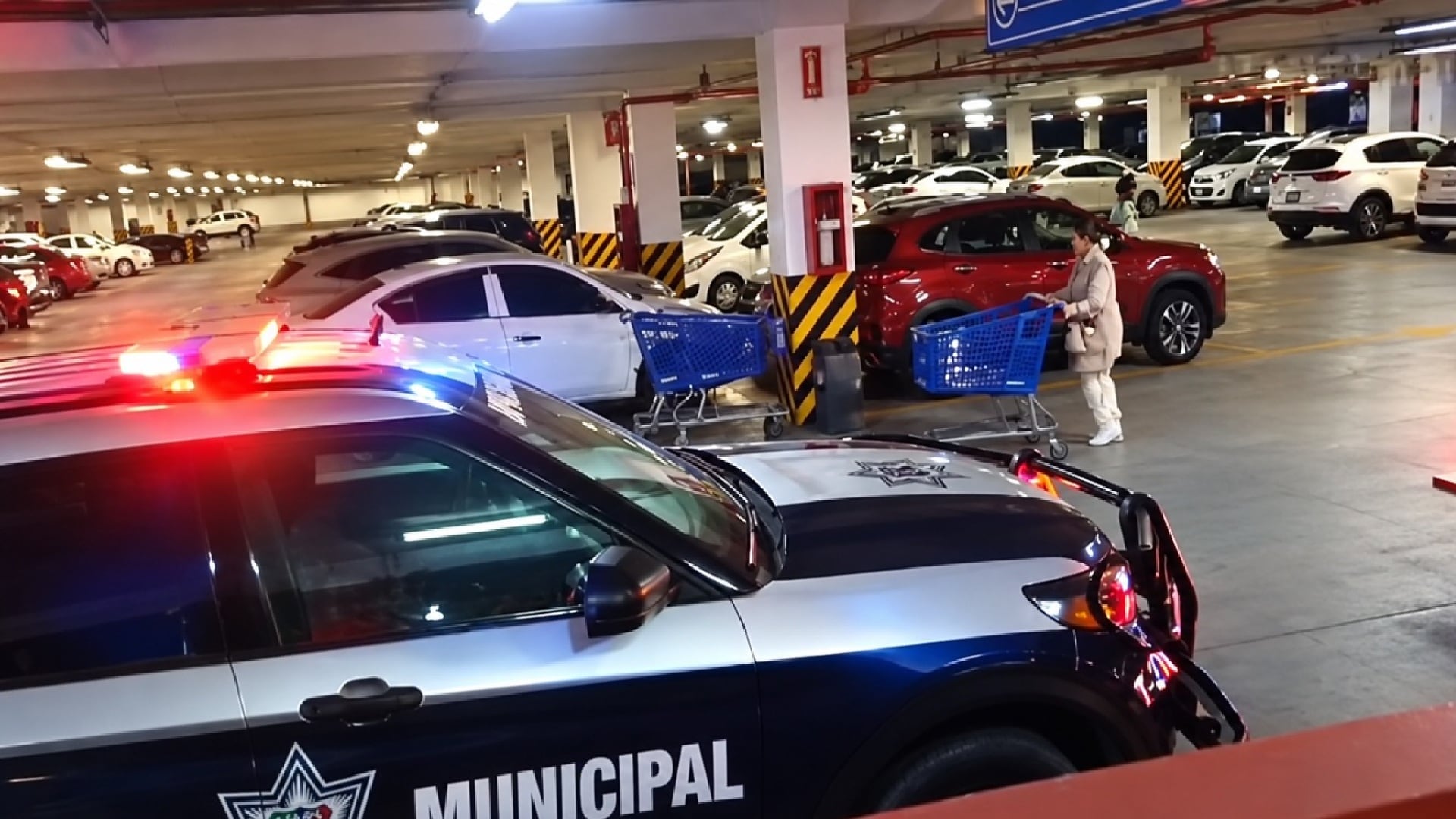 Asaltan Mac Store de Vía San Ángel en Angelópolis: sujetos armados roban equipos en Puebla
