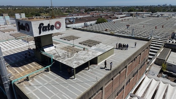 Trabajadores protestan después de que