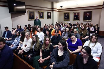 Espectadores llenan la sala del tribunal (Jim Lo Scalzo/REUTERS)