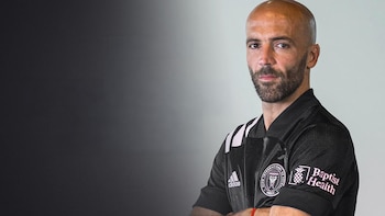 Hombre calvo con barba vistiendo camiseta negra con el escudo del Club Internacional de Fútbol Miami