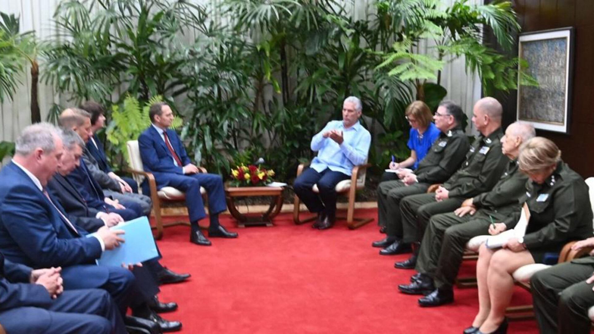 Miguel Díaz-Canel y Sergei Naryshkin, junto a otros altos mandos, durante su encuentro en el Palacio de la Revolución este lunes