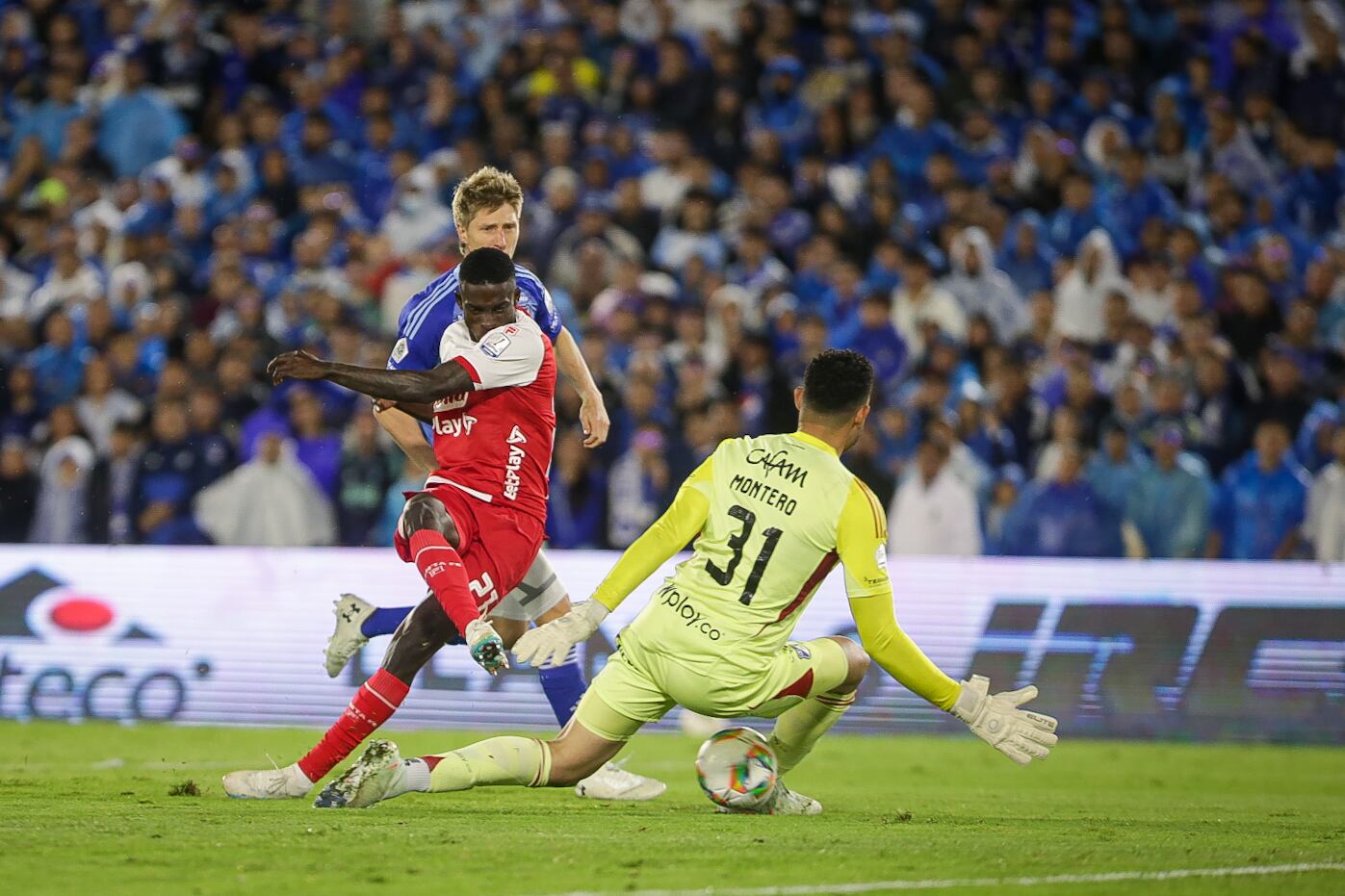 Ewil Murillo marcando el segundo tanto de Santa Fe, ante la salida de Álvaro Montero - crédito Colprensa