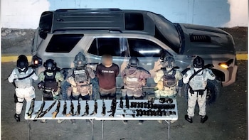 Detienen a un hombre y aseguran arsenal y cinco vehículos durante operativo en Sanalona, Sinaloa