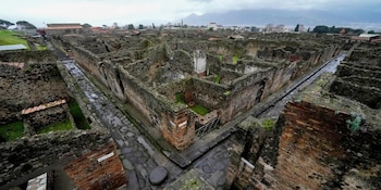 Investigadores emplearon inteligencia artificial para analizar restos óseos y objetos personales hallados cerca de la necrópolis de Porta Stabia en Pompeya (Andrew Medichini/AP)