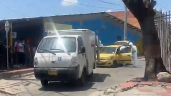. Las imágenes de las cámaras, aunque de calidad limitada, permitieron identificar la presencia del taxi momentos antes del hallazgo, así como los movimientos inusuales del sospechoso - crédito captura de pantalla El Heraldo