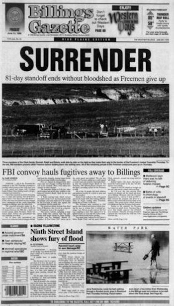 Portada en blanco y negro del Billings Gazette con el titular "SURRENDER", una foto rural con vehículos y personas, y noticias sobre la rendición de Freemen y una inundación