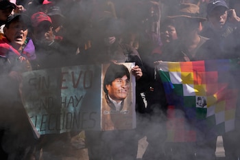 ARCHIVO - Simpatizantes sostienen un