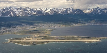 El Aeropuerto Internacional Malvinas Argentinas en Ushuaia opera todo el año como puerta de entrada clave a la Patagonia y la Antártida (Wikipedia)