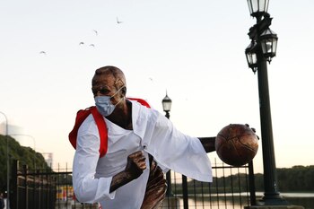 La escultura de Emanuel Ginóbili